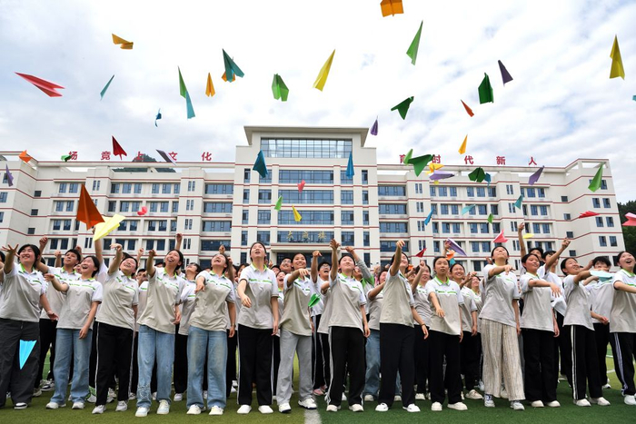 2026年6月2日，在湖北省襄阳市保康县第一中学，高三学生在操场上放飞写有自己心愿的纸飞机。新华社发（杨韬 摄）