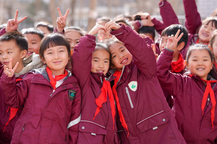 2026年2月25日，兰州市东郊学校校园内，学生们在新学期第一天合影。新华社记者 郎兵兵 摄