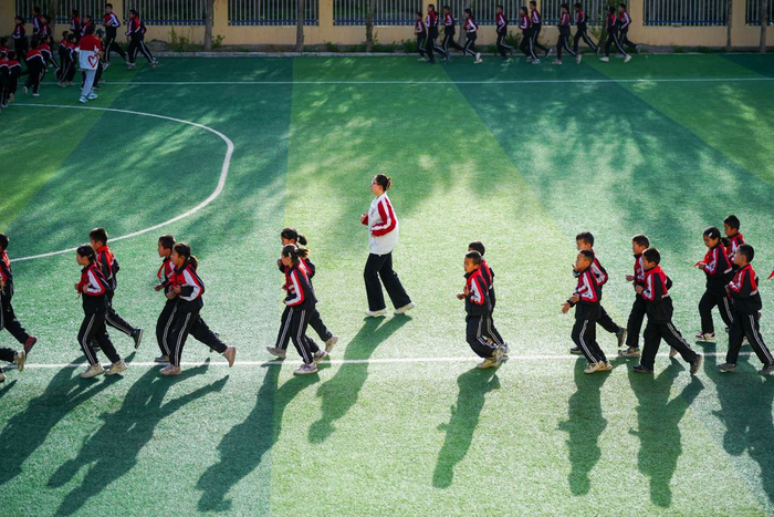 2025年4月24日，在新疆克州阿图什市哈拉峻乡谢依特小学，支教教师带领学生晨跑。新华社记者 徐宏岩 摄