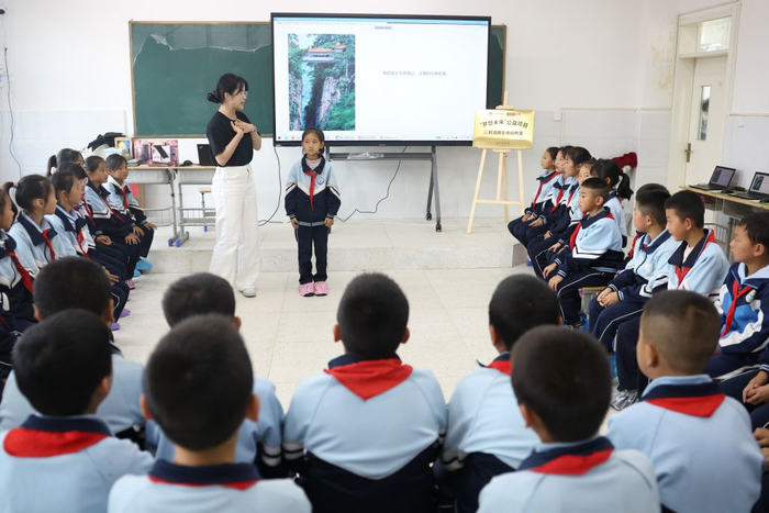 2025年9月10日，甘肃省定西市漳县盐川学校的学生在AI课堂上与联想志愿者互动。新华社记者 陈斌 摄