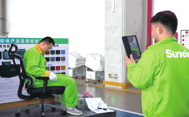 圣奥科技质检员在检验转椅产品质量。