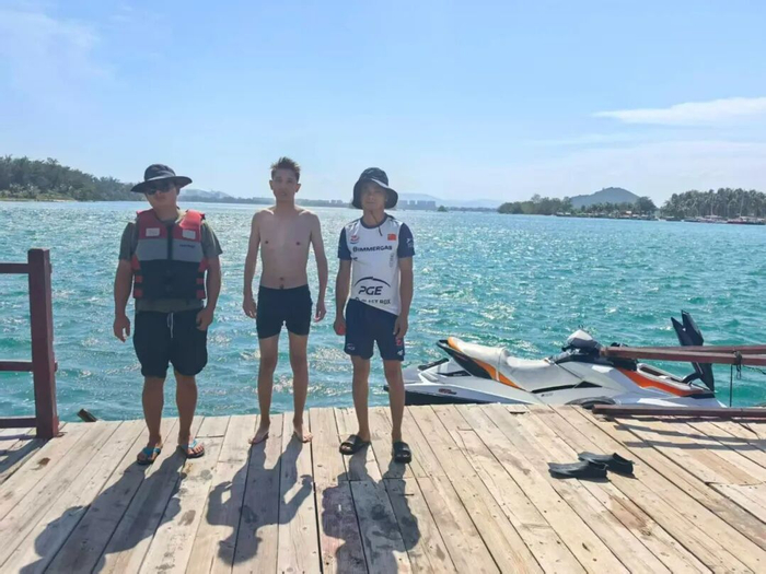 吴先生（左三）和被救游客（左二）（央广网发 受访者供图）