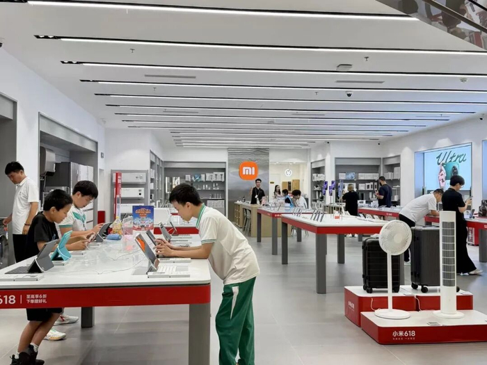 小米门店内选购商品的消费者/南风窗 诺言 摄