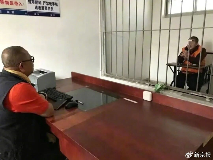 柏建斌在看守所面对面采访徐某。受访者供图
