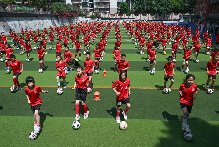  2025年5月19日，在重庆市大田湾小学，同学们参加足球大课间活动。新华社记者 陈诚 摄