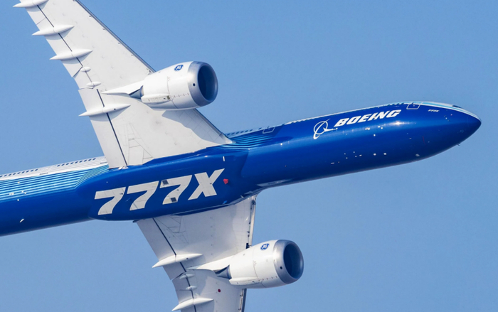 一架波音777X实验型飞机于2025年试飞。该型飞机原计划于2020年投入使用。图源：《每日电讯报》报道配图