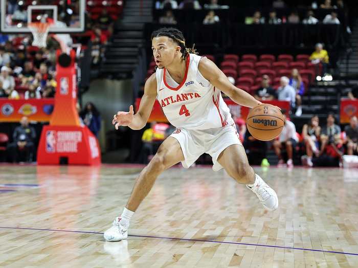 老鹰新秀弗莱明斯：夏联和NCAA不同 这儿都是一群成年壮汉