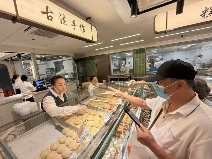 杏花楼一楼“超级点心铺”焕新回归。劳动报记者贡俊祺 摄影