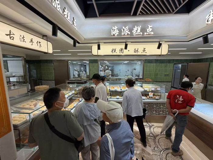 市民在杏花楼“超级点心铺”购买点心。劳动报记者贡俊祺 摄影