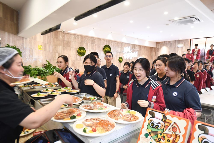  2025年6月5日，学生在南京市第九中学食堂选购营养餐。新华社发（杨素平 摄）