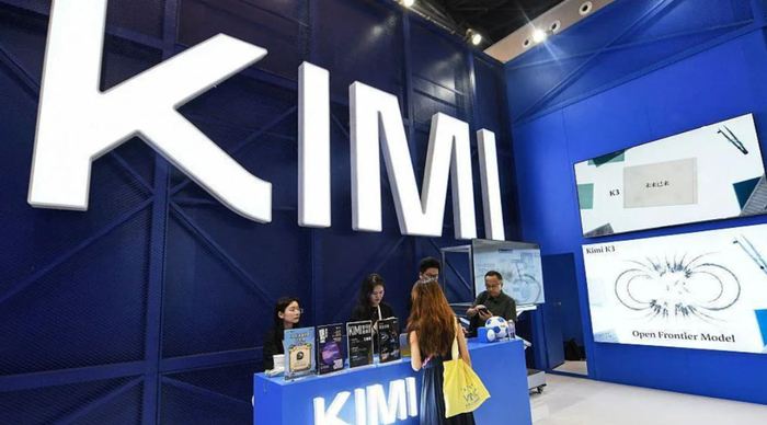 ▲人们在上海世界人工智能大会参观月之暗面的Kimi K3展台