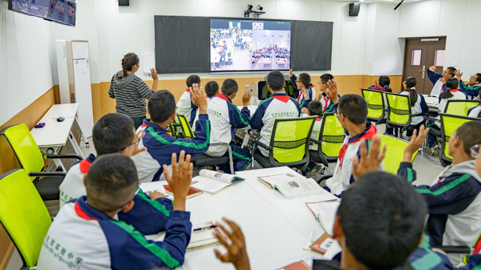 2026年5月22日，拉萨北京实验中学和北京第五实验学校的师生通过视频连线共同上课。新华社记者 丁增尼达 摄
