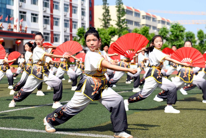 2026年5月21日，在山东省日照市东港区第一小学，学生进行中华优秀传统文化进校园成果展演。新华社记者 郭绪雷 摄