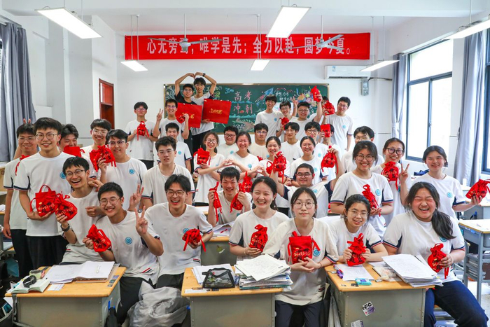 2026年6月2日，在江苏省海安市立发中学，高三学生展示学校精心准备的糕粽礼包。新华社发（顾彬斌 摄）