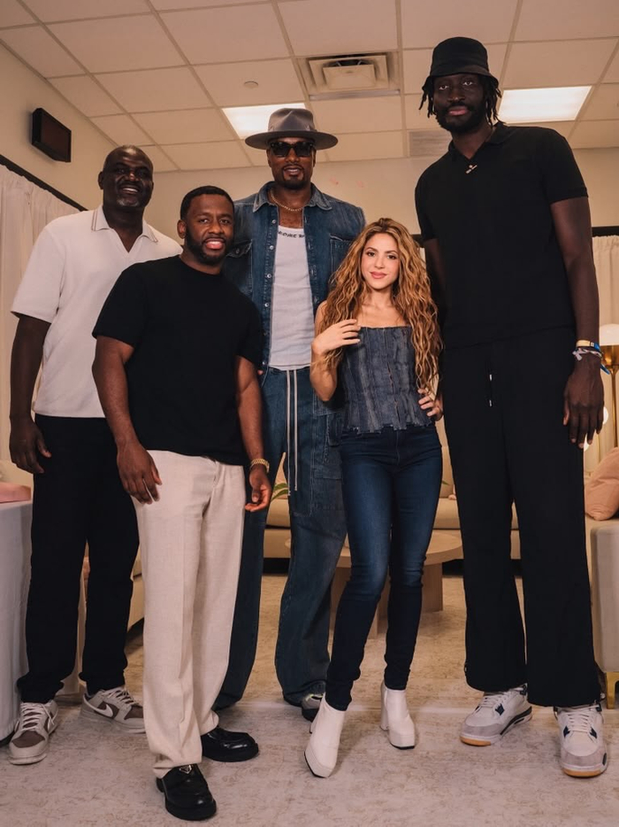 前NBA球员伊巴卡与流行天后夏奇拉合影引发关注
