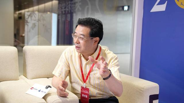 邹才能院士接受封面新闻专访 陈光旭摄