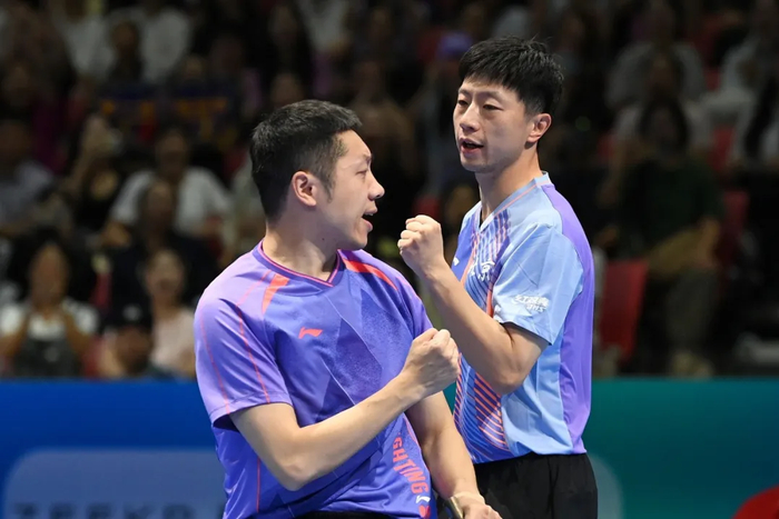 2026年全国乒乓球锦标赛男双决赛，马龙/许昕3-0战胜向鹏/黄友政，夺得全锦赛男双冠军 图源：“央视新闻”微信公众号