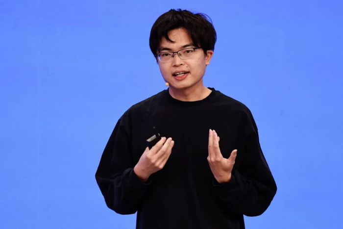 月之暗面创始人杨植麟在2026年中关村论坛发表演讲（资料图片）