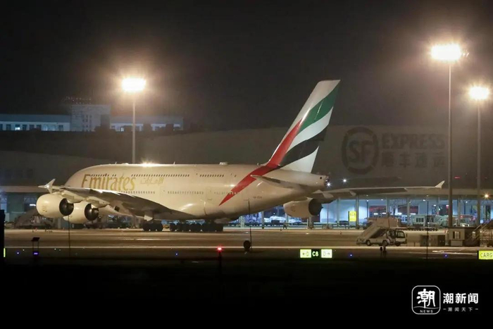 停在杭州萧山机场货机坪的阿联酋航空A380 谢春晖/摄
