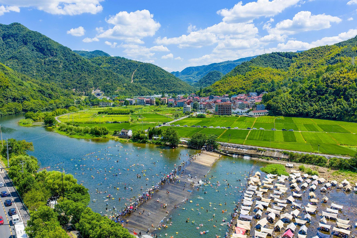 　　大暑时节，杭州市富阳区常安镇壶源溪蚌潭坝清水潺潺，不少市民游客前来戏水纳凉。（杭州市富阳区纪委监委供 周荣 摄） 