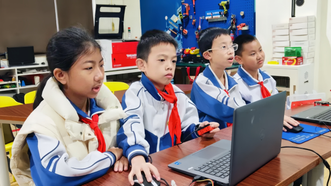 沧源县国门小学的学生在创客教室里开展编程课学习。沧源融媒供图