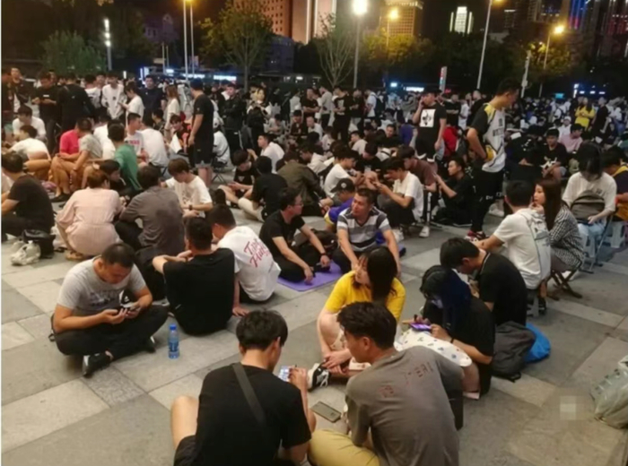 图源网络，2019年半夜排队抢签的潮鞋贩子