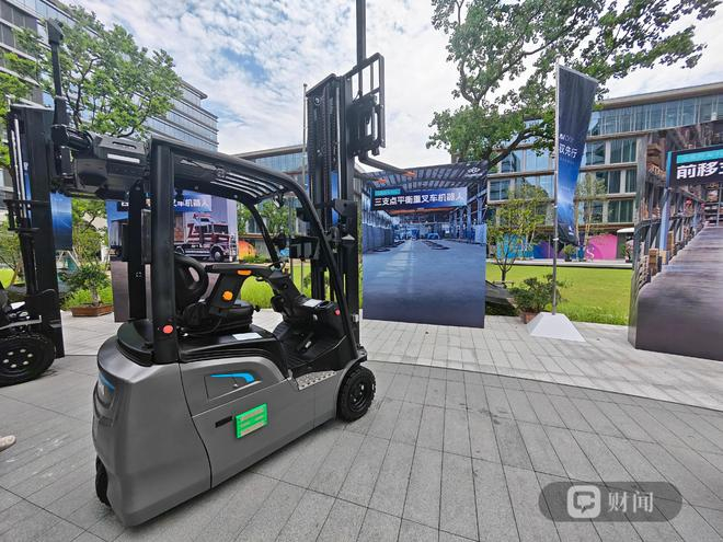 杭叉集团研发的自动叉车 黄鑫磊/摄