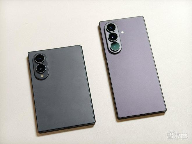 ▲Galaxy Z Fold8（左）与Z Fold8 Ultra