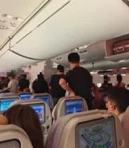 早上6点半左右，一名旅客拍摄的机舱内现场照。受访者供图