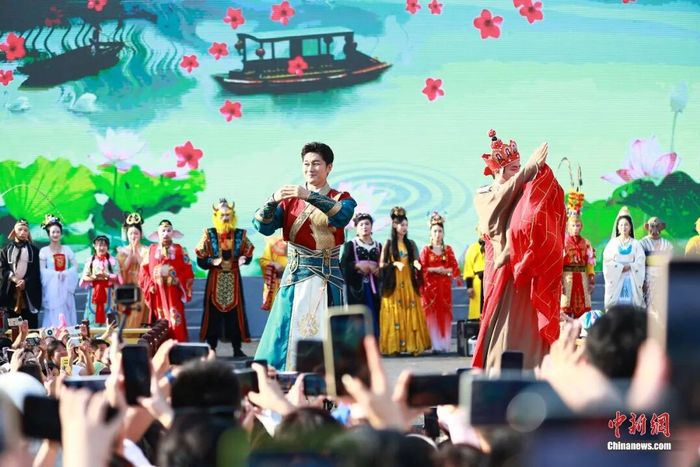 扮演“二郎神”的史元庭在长春市动植物公园舞台上进行互动表演。王振东 摄