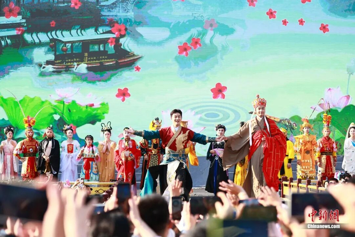 扮演“二郎神”的史元庭在长春市动植物公园舞台上进行互动表演。王振东 摄