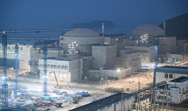 　　这是4月19日拍摄的中广核广东太平岭核电项目1号机组（右）、2号机组夜景。新华社记者 邓华 摄
