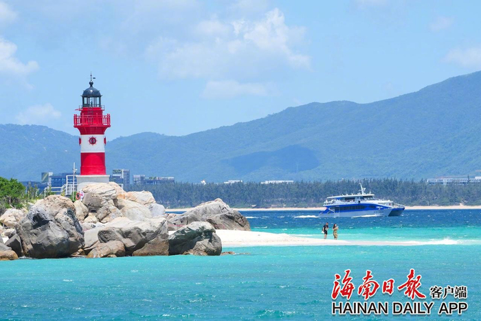 ​盛夏时节，三亚蜈支洲岛风光如画，澄澈玻璃海由浅碧渐入深蓝。海南日报全媒体记者 王程龙 摄