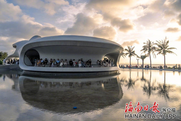 ​海口云洞图书馆造型独特，与海口湾的落日美景相得益彰。海南日报全媒体记者 李天平 摄