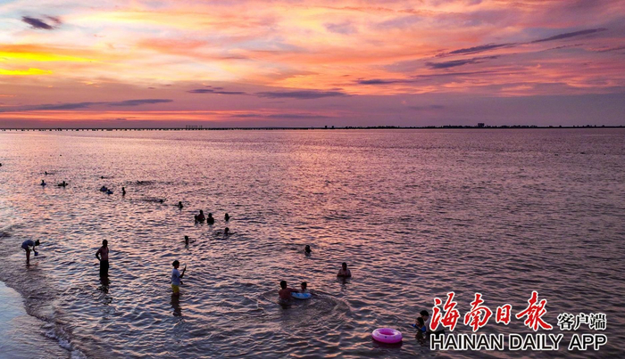 ​海口假日海滩绚烂晚霞。海南日报全媒体记者陈元才 摄