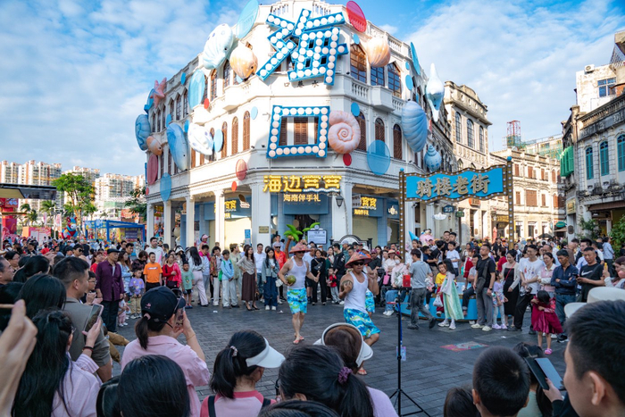 海口骑楼老街人气兴旺，市民游客纷至沓来。海南日报全媒体记者 封烁 摄