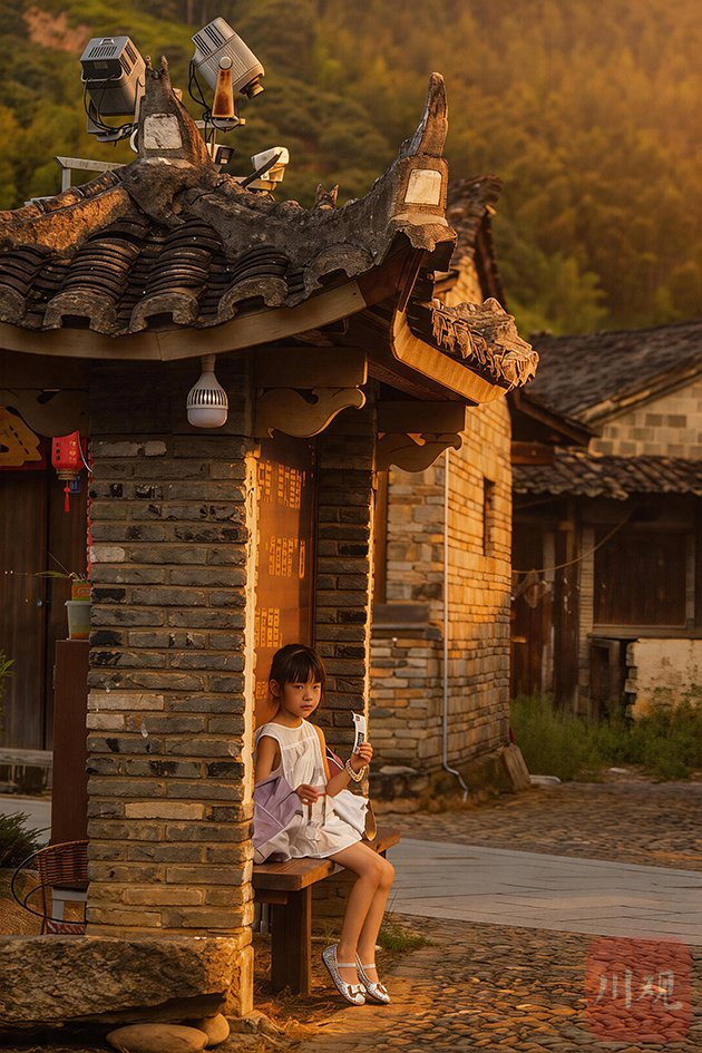 夕阳笼罩培田古村，古建廊下，孩童静静休憩。