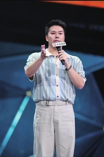 在脱口秀舞台上的韩大狗。受访者供图