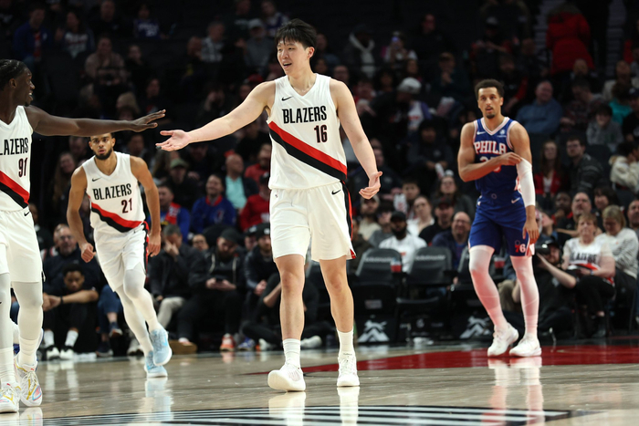 开拓者自媒体：杨瀚森打NBA时像个交通锥 他需要增加实战效能