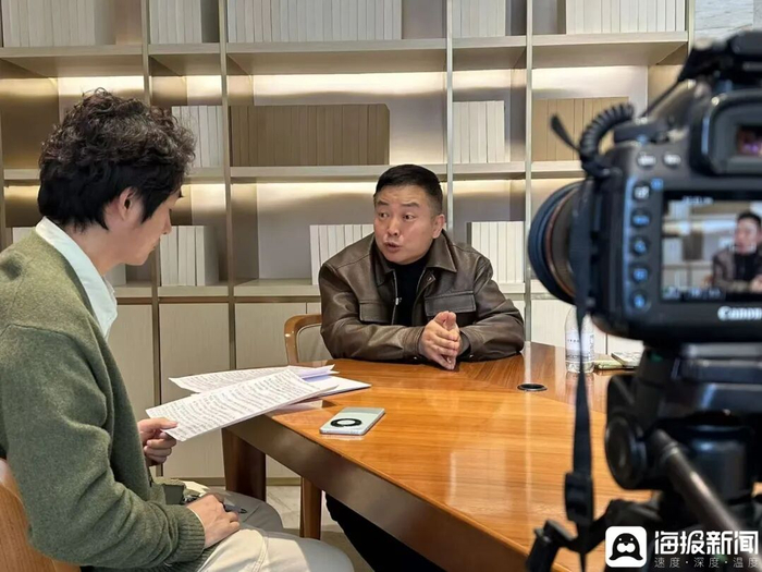 贺双全接受海报新闻记者采访。