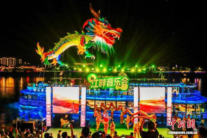 7月24日,新安江屯溪段夜景。潘祯祥 摄