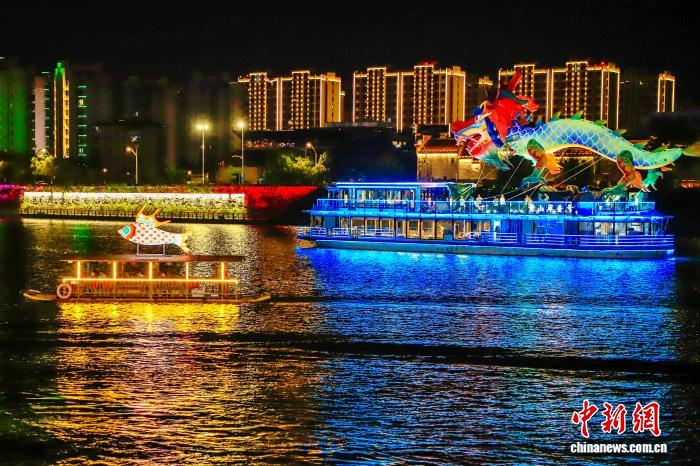 7月24日,新安江屯溪段夜景。潘祯祥 摄