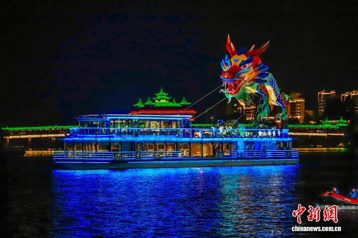 7月24日,一条龙灯腾跃在屯溪区夜空。潘祯祥 摄