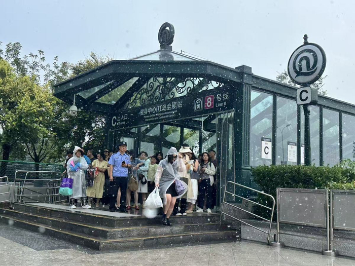 走出地铁站的歌迷（图源：极目新闻记者拍摄）
