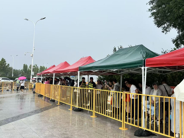  场外画面（图源：极目新闻记者拍摄）
