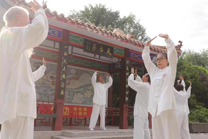     图为传统功法健身队在凤凰山公园练习八段锦。                                                         本报记者 刘大民 摄