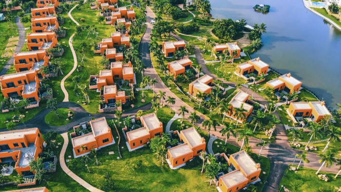 航拍湖边旅居度假疗养别墅。图/图虫创意