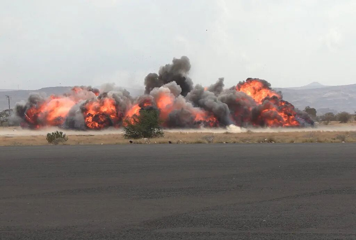 当地时间2026年7月13日，也门萨那，胡塞武装控制的马西拉电视台发布的视频截图显示萨那机场遭遇袭击。图/视觉中国