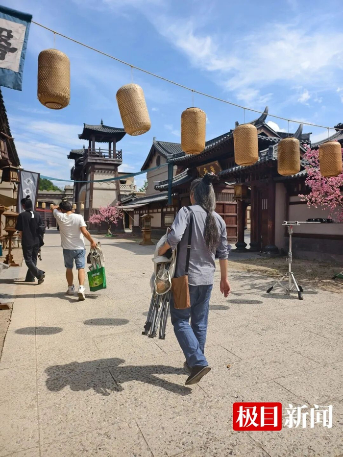 吴维斌提着躺椅到片场（极目新闻记者 刘琴 摄）