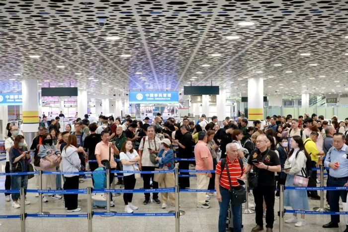 深圳宝安国际机场入境大厅，旅客络绎不绝。（曾辉 摄）